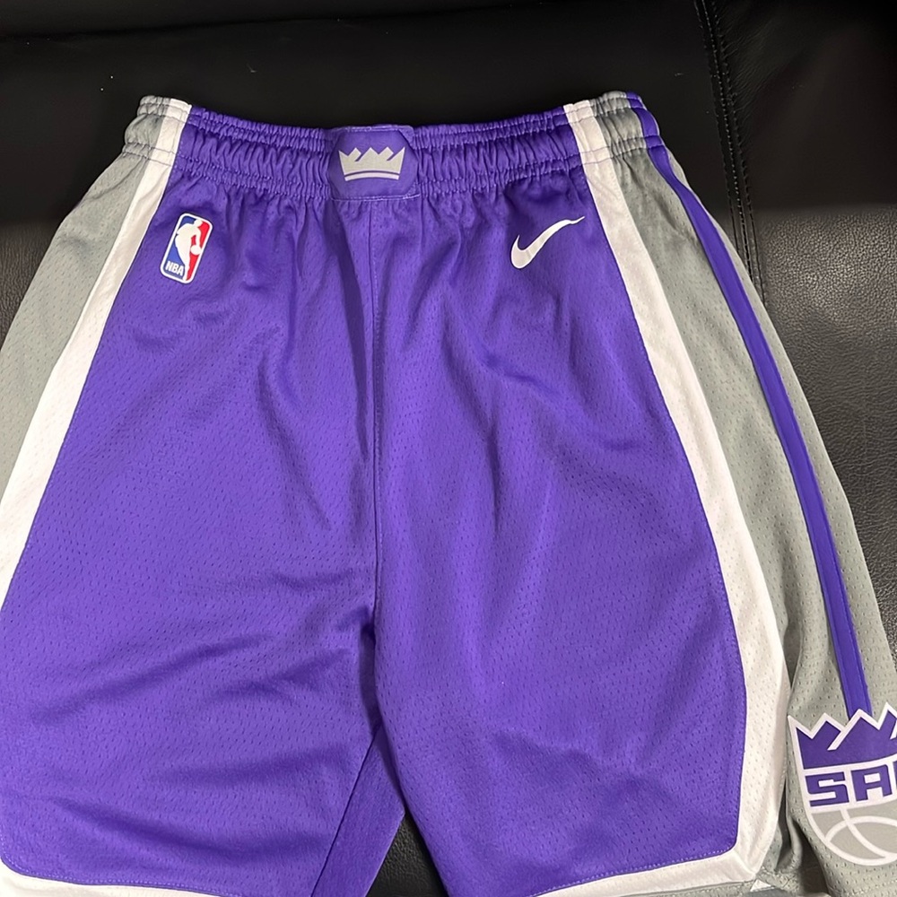 Sacramento Kings youth shorts size M
Nike